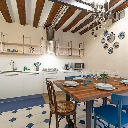 San Silvestro House شقة